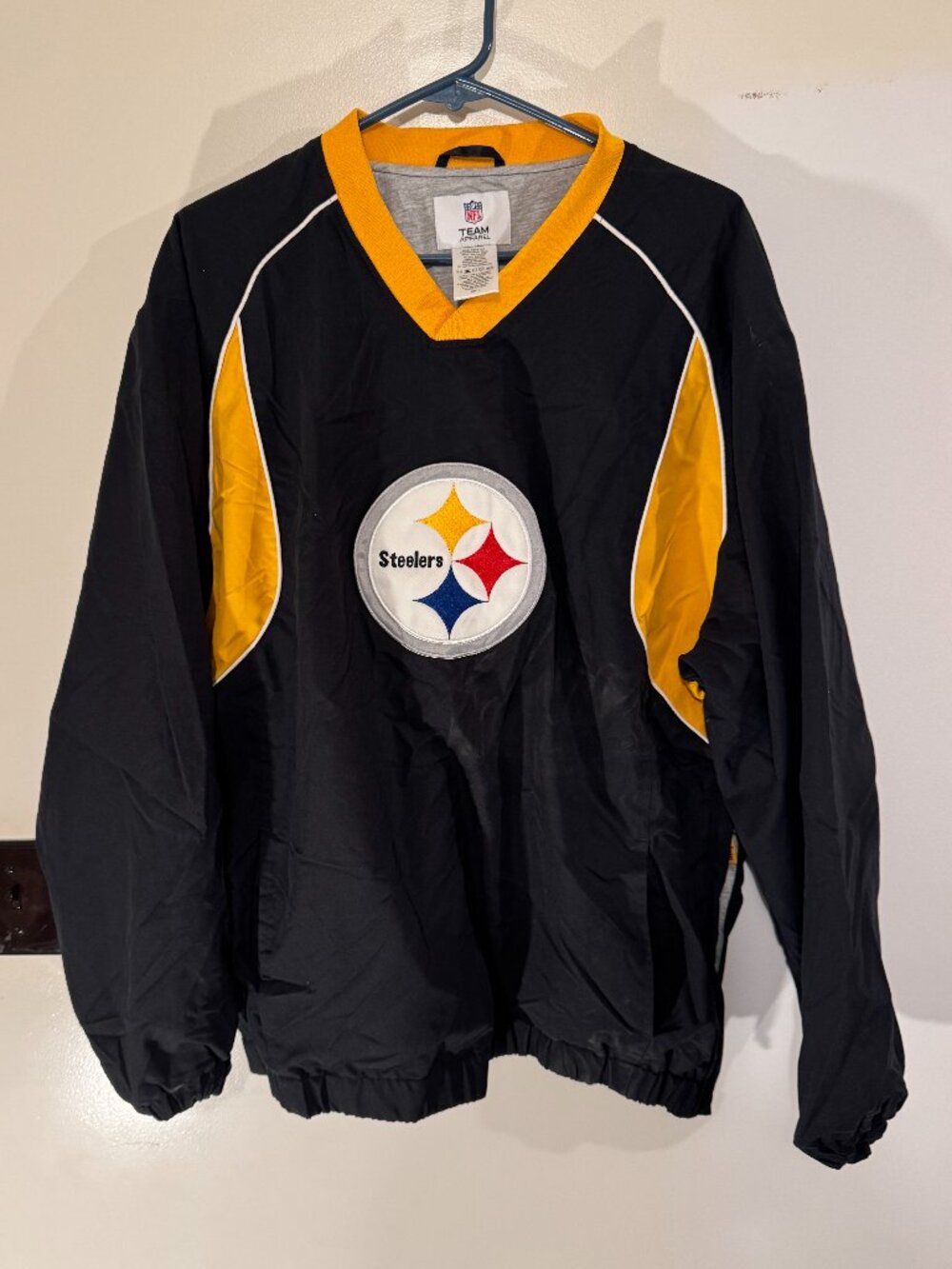 Team Apparel Steelers black pullover windbreaker XL. Very good condition.